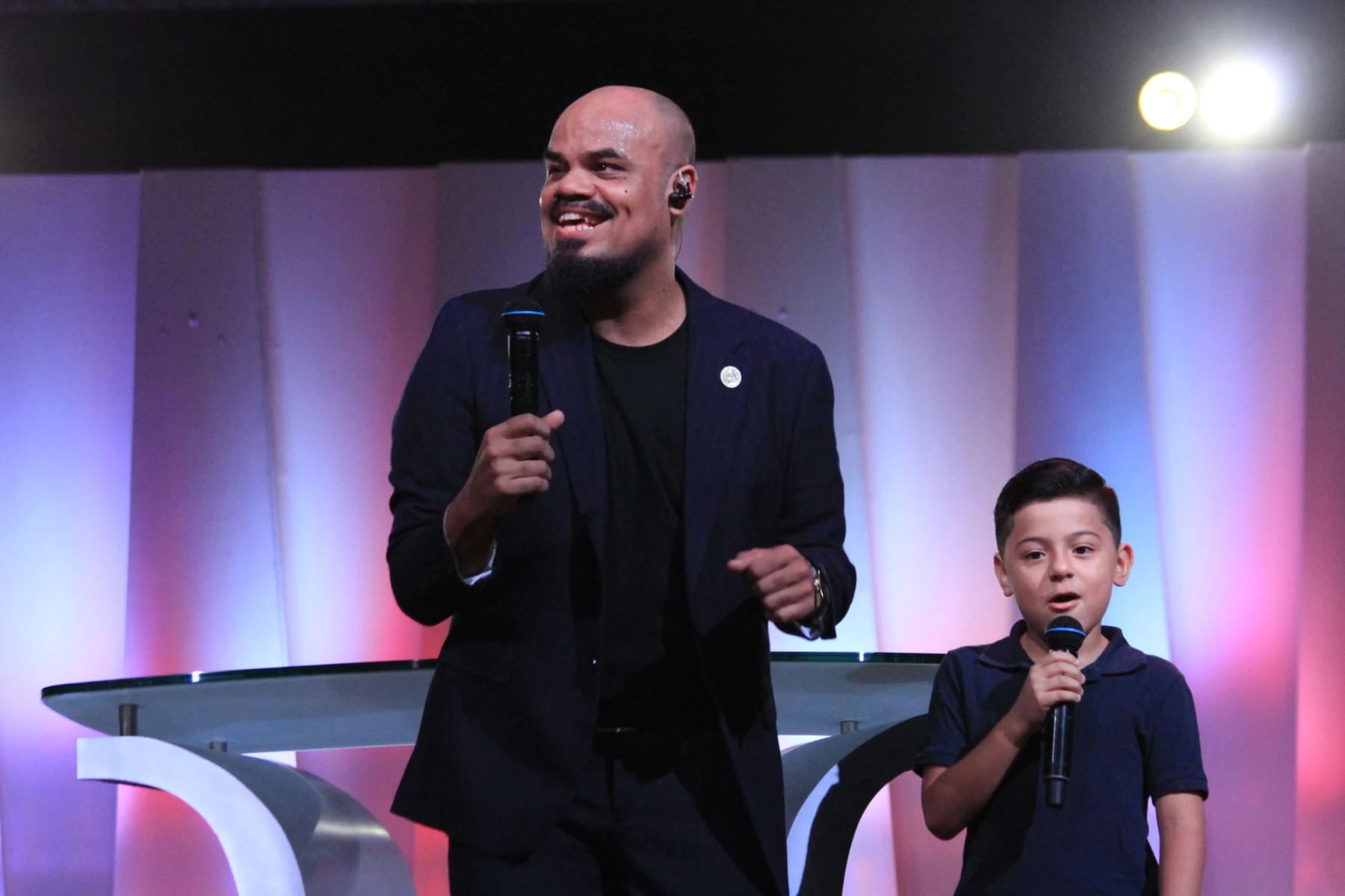 Wiliam Oliveira compartiendo en escenario con un niño