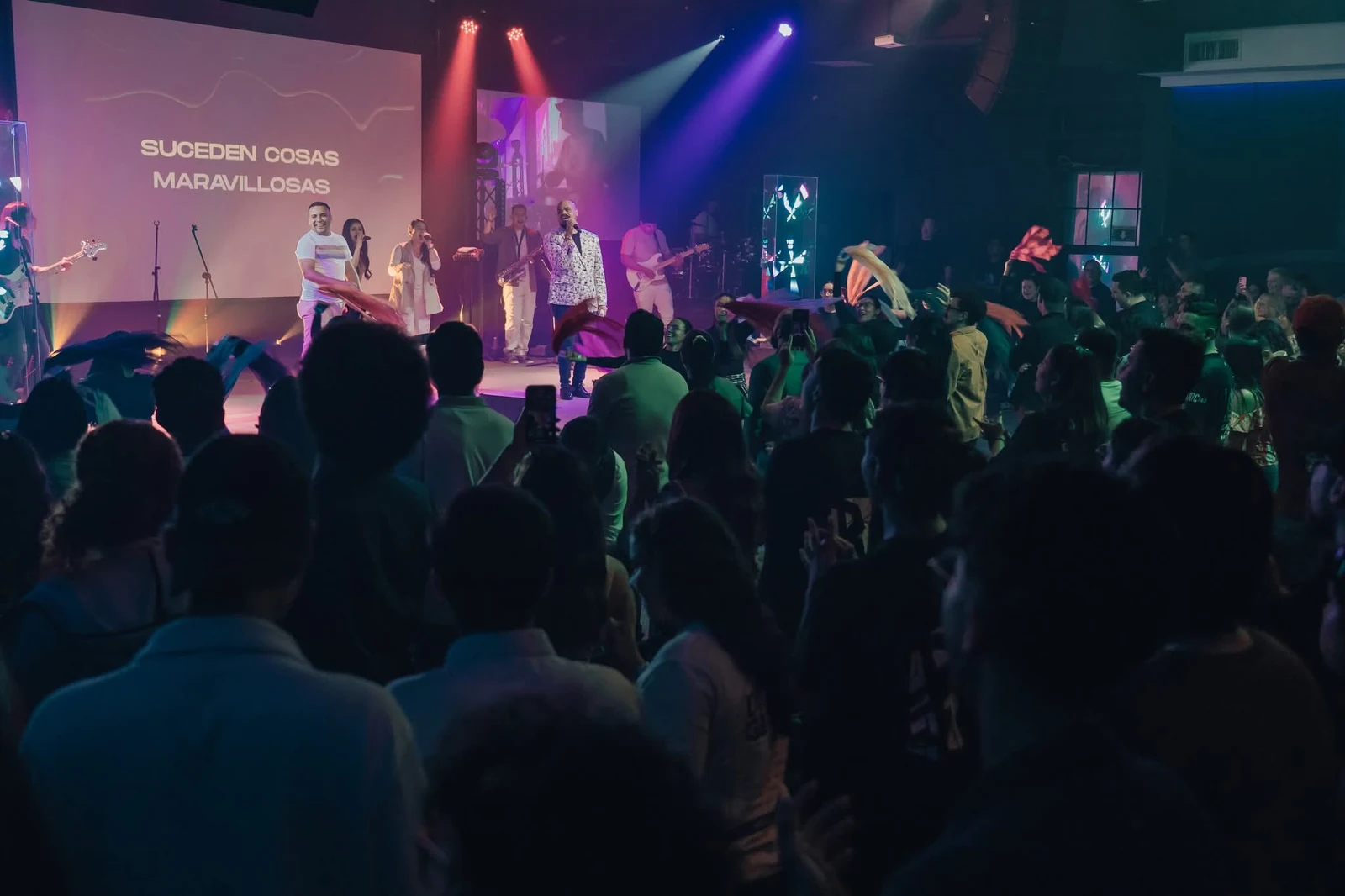 Congregación participando en tiempo de adoración