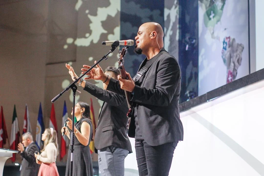 Pastor Wiliam Oliveira en escenario con guitarra
