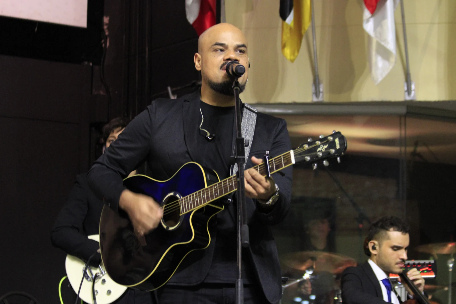 Pastor Wiliam Oliveira ministrando con guitarra