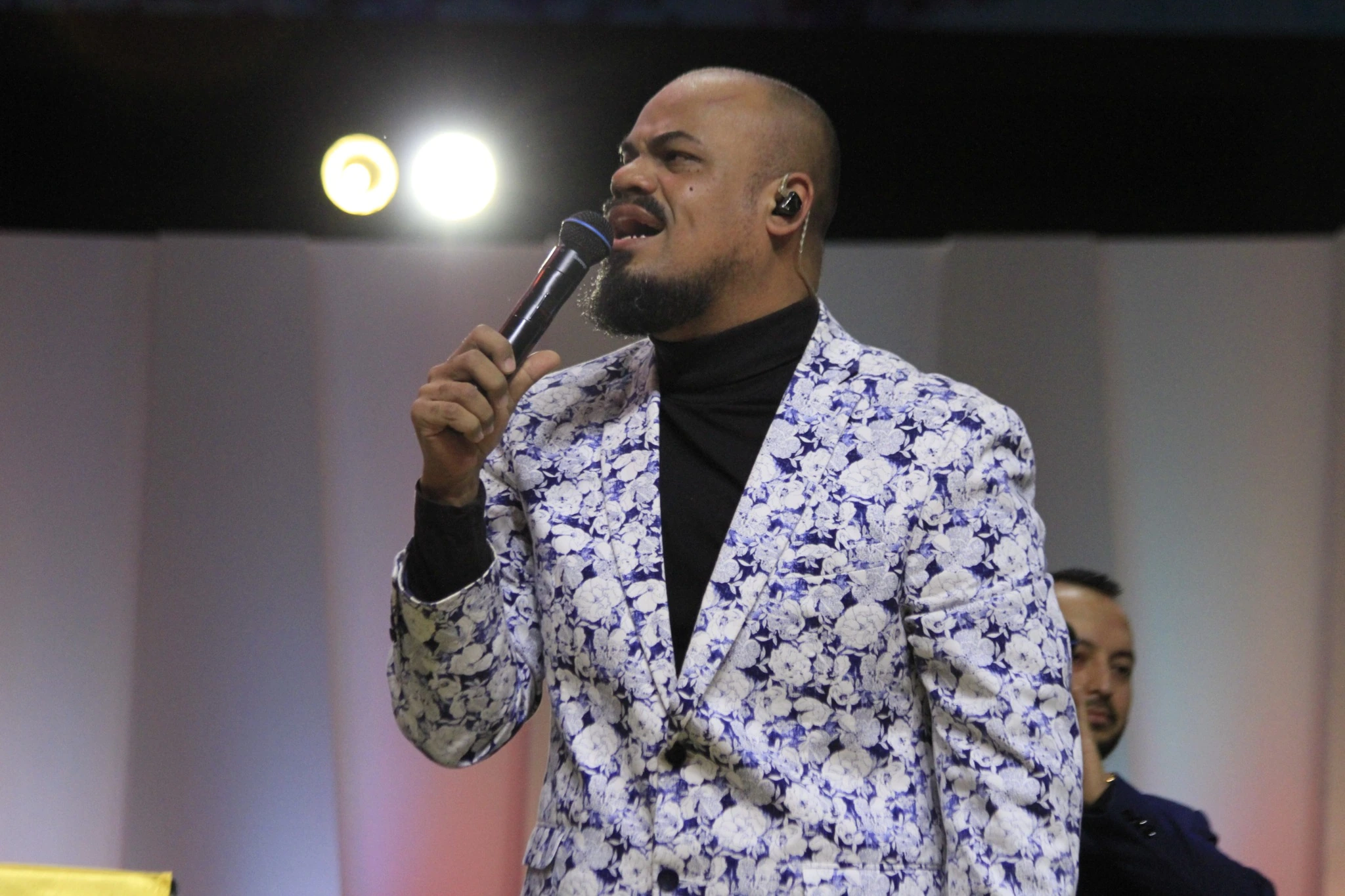 Pastor Wiliam Oliveira ministrando en escenario