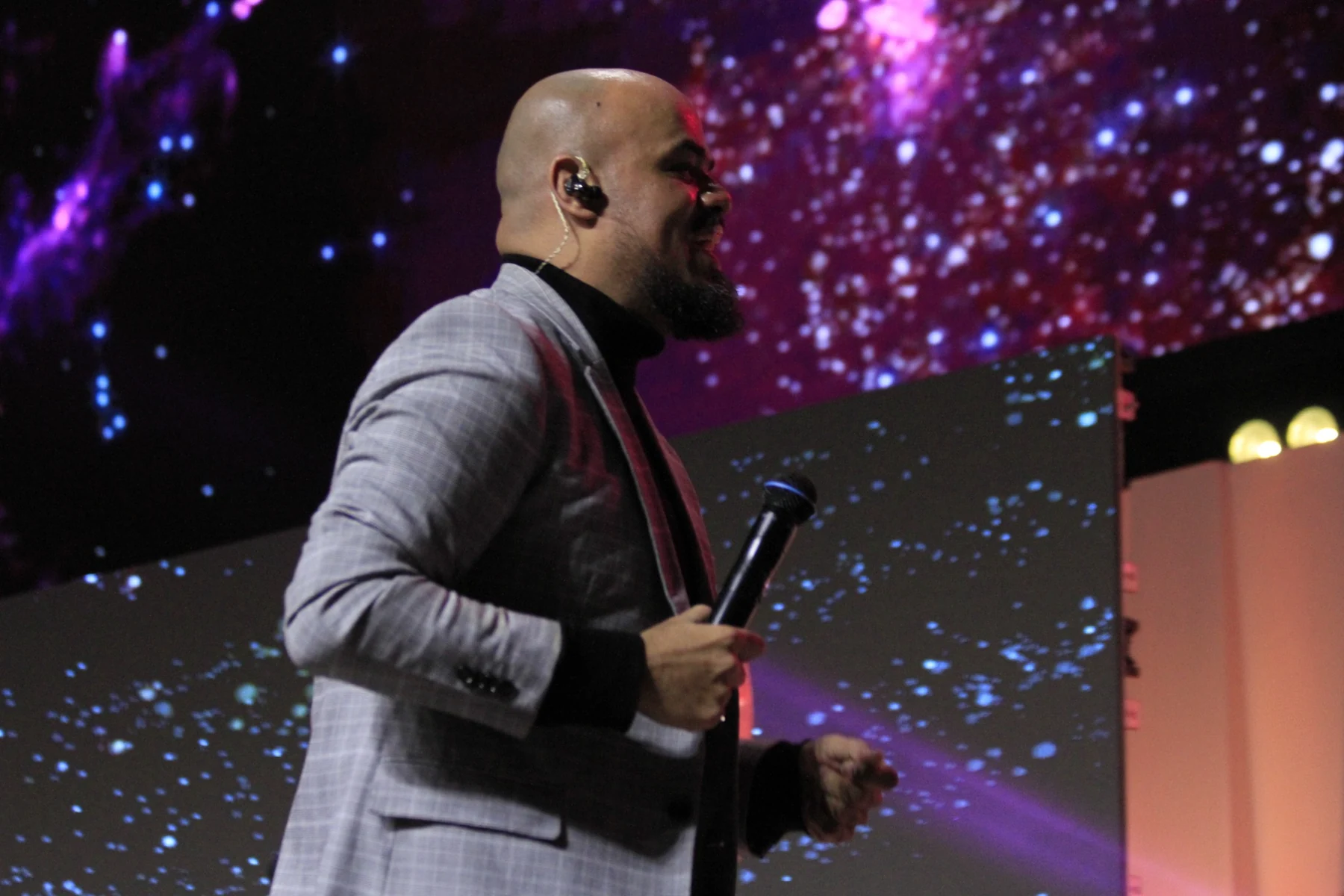 Wiliam Oliveira ministrando en escenario