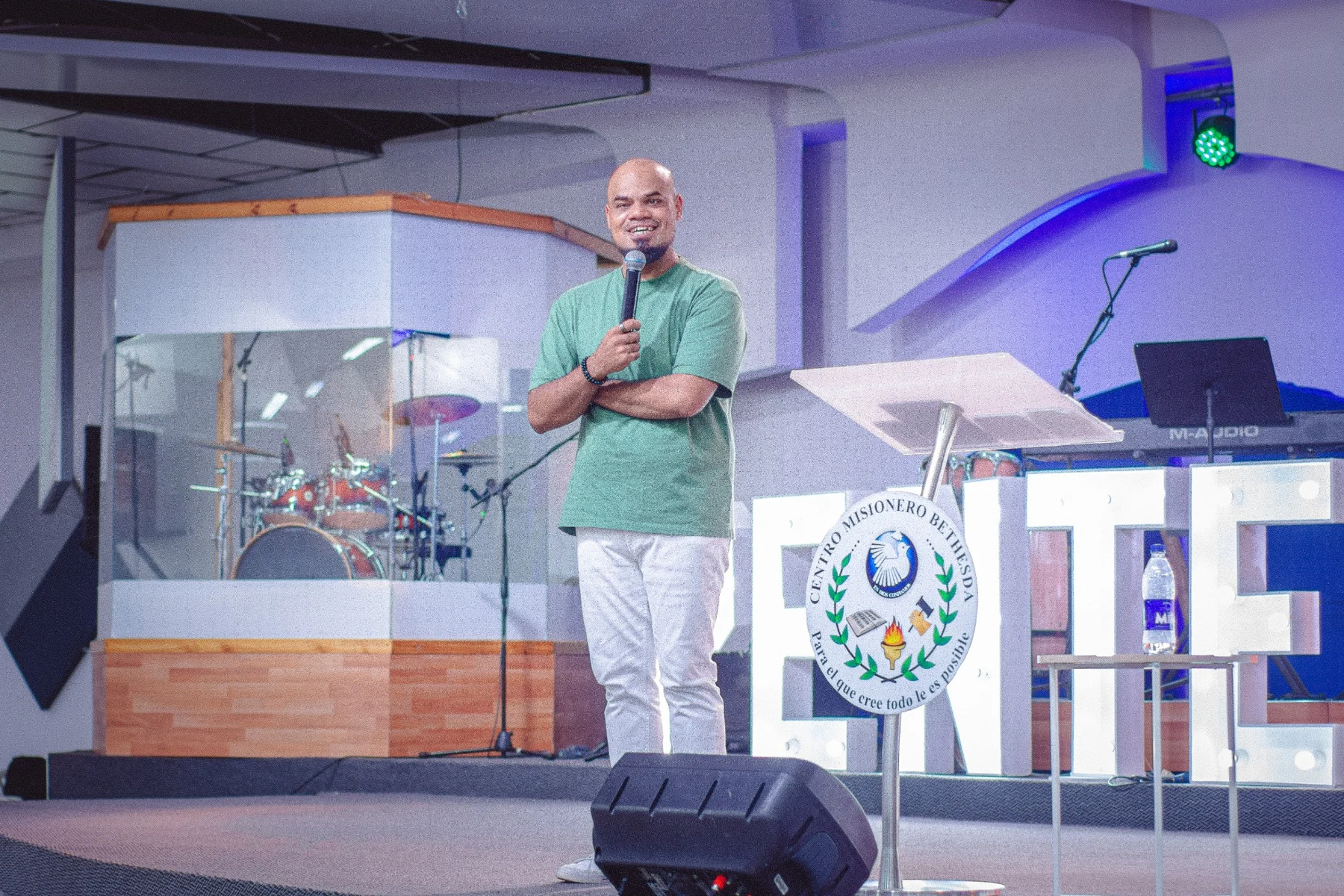 Wiliam Oliveira compartiendo desde una iglesia