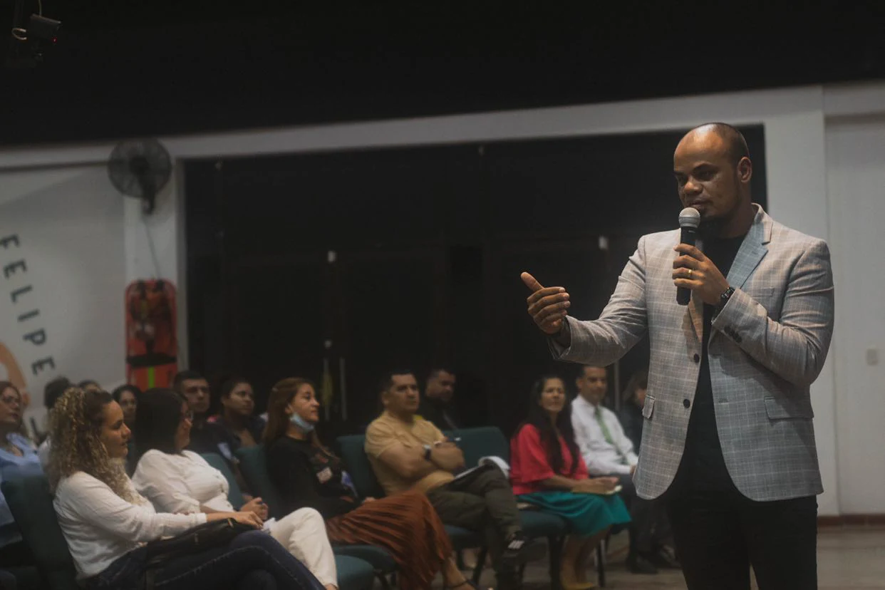 Wiliam Oliveira ministrando en escenario