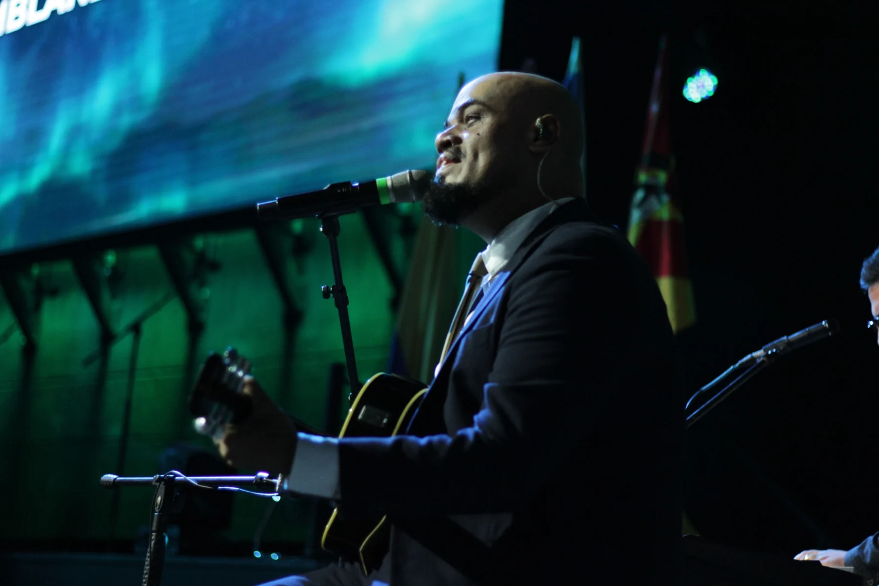 Wiliam Oliveira tocando guitarra en adoración