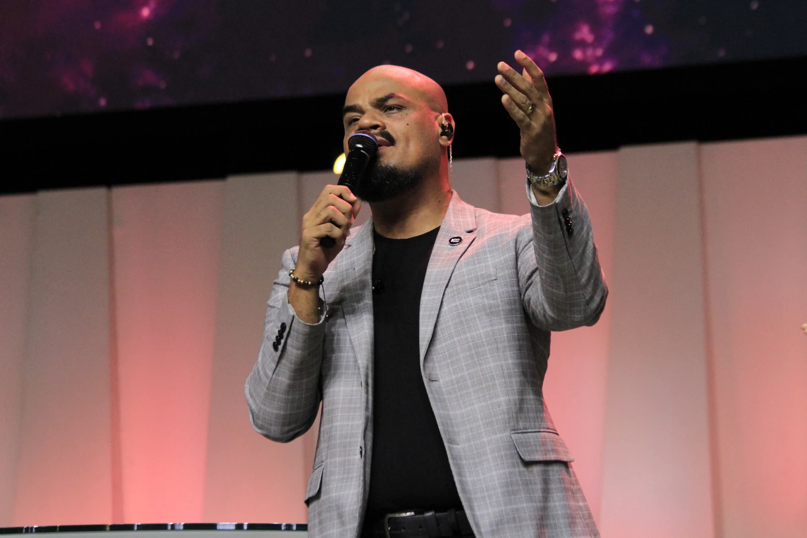 Pastor Wiliam Oliveira compartiendo un mensaje