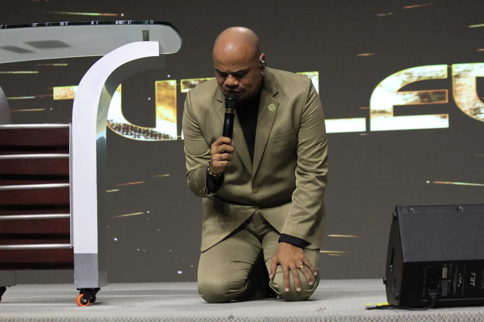 Pastor Wiliam Oliveira en un momento de oración