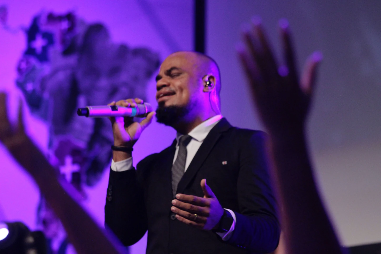 Pastor Wiliam Oliveira cantando en escenario