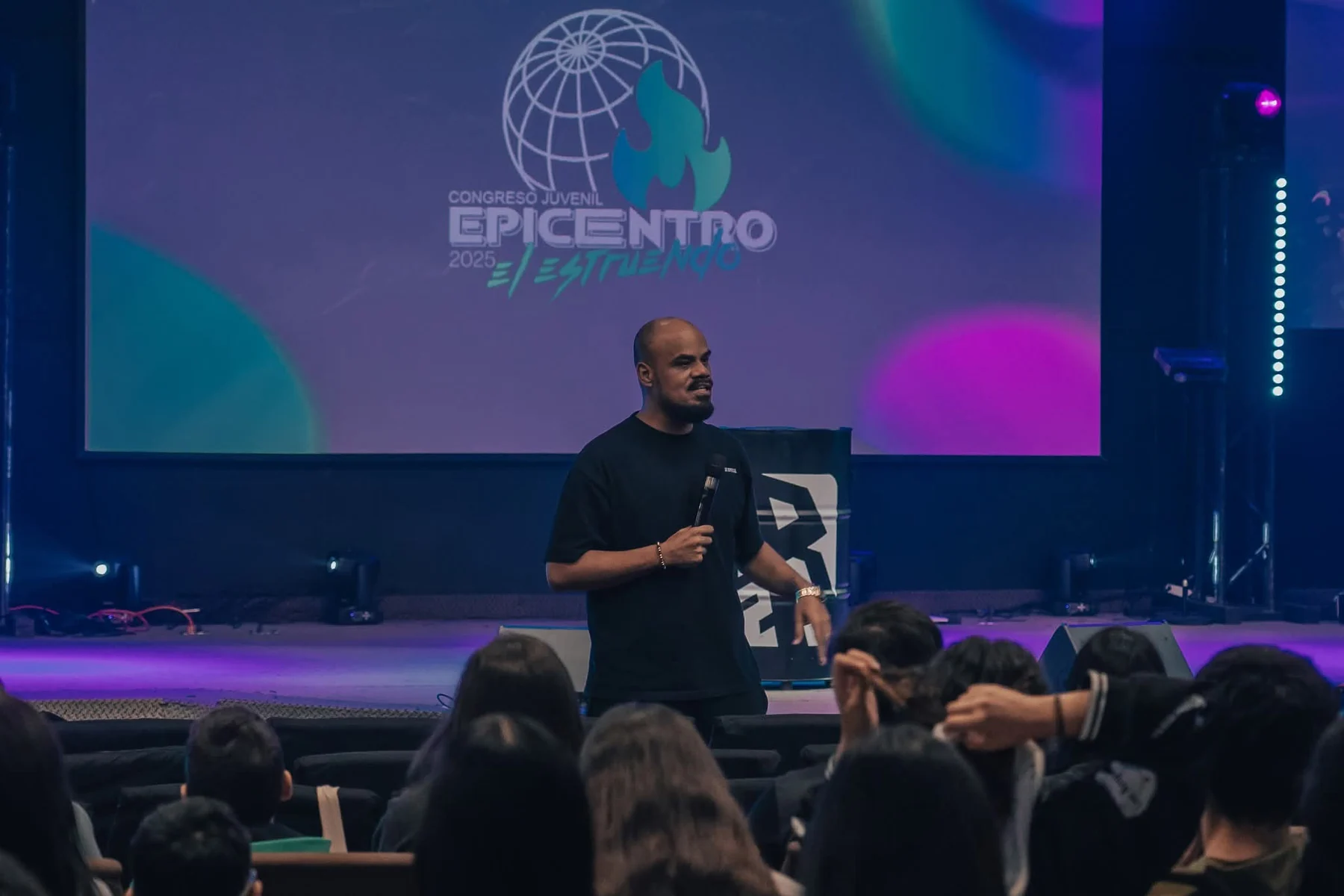 Participación de Wiliam Oliveira en un congreso juvenil